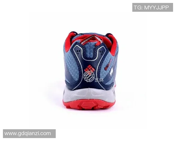 穿足球鞋登山的奇妙体验探秘与挑战的完美结合